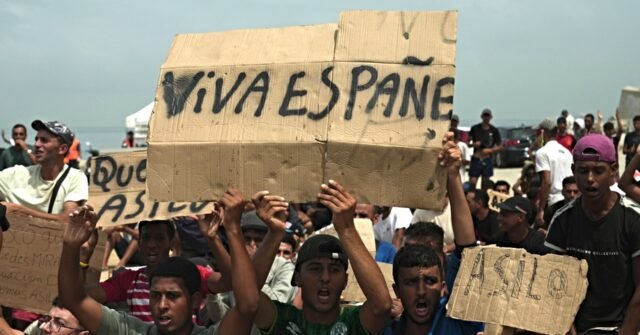 Hundreds of Migrants in Ceuta Protest for Asylum as Spain, Local Officials Clash Over Numbers