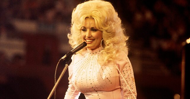 Dolly Parton Recounts Pulling Gun From Purse to Ward Off NYC Aggressor