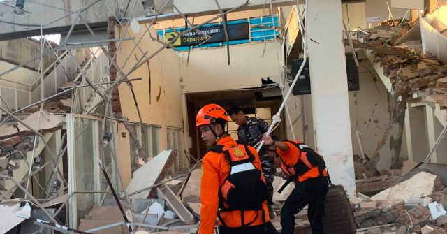 Indonesia Quake Kills 38, Collapses Buildings as Tsunami Warning Lifted