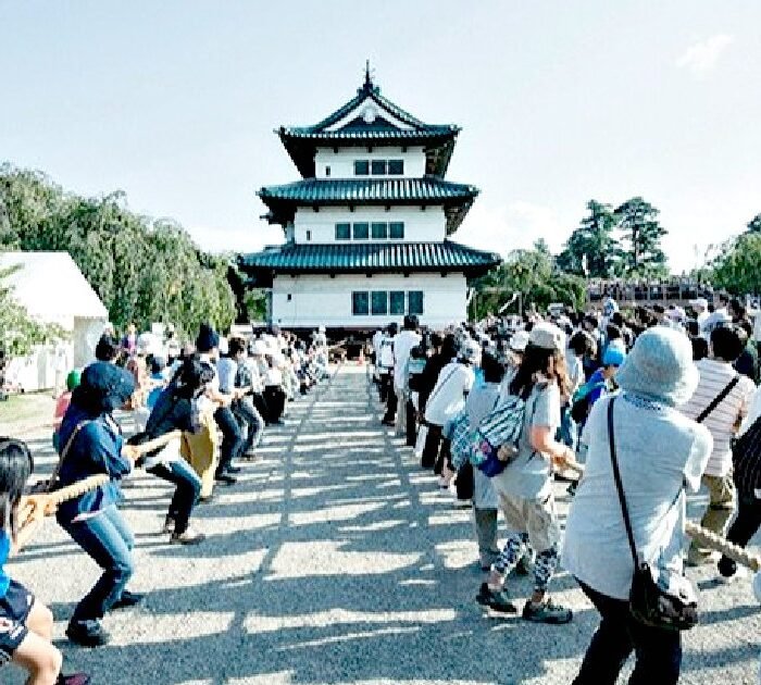 1,800 Volunteers Pull 360-Ton Japanese Castle Back Into Place After 11 Years