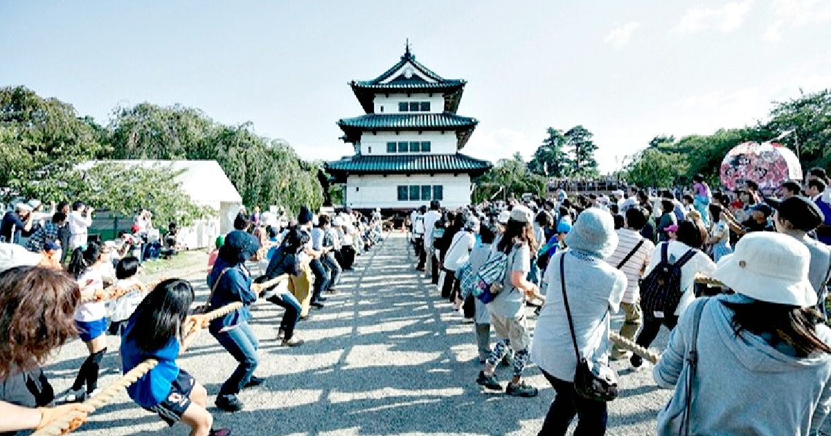 1,800 Volunteers Pull 360-Ton Japanese Castle Back Into Place After 11 Years