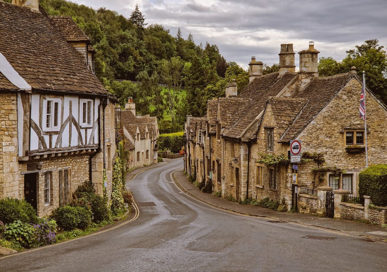 1,000-Year-Old English Village Votes to Leave UK Over Plan to House 1,250 Male Asylum Seekers