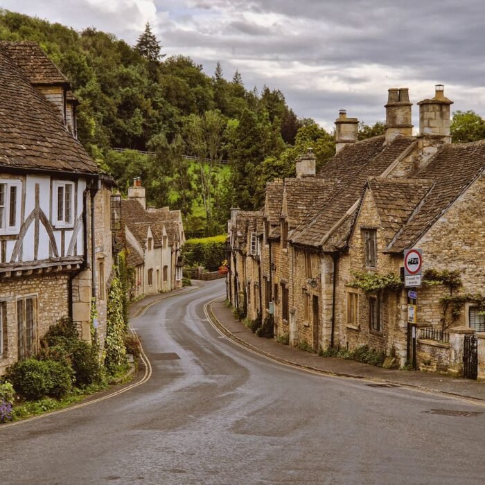 1,000-Year-Old English Village Votes to Leave UK Over Plan to House 1,250 Male Asylum Seekers