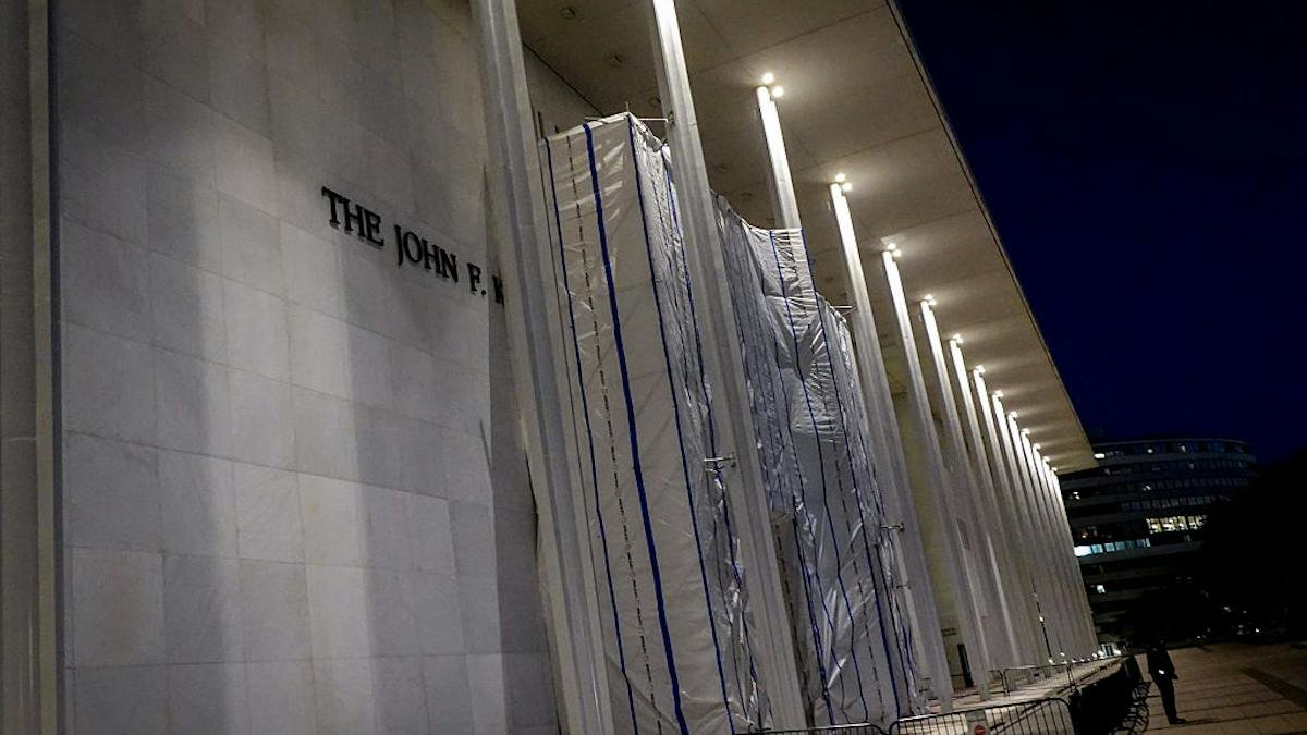 Kennedy Center to Shut Down Immediately as Trump Ties Reopening to Name Fight