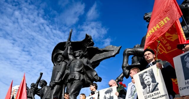 Moscow Police Detain Around 60 at Communist Party Rally Marking 1993 Crackdown Anniversary